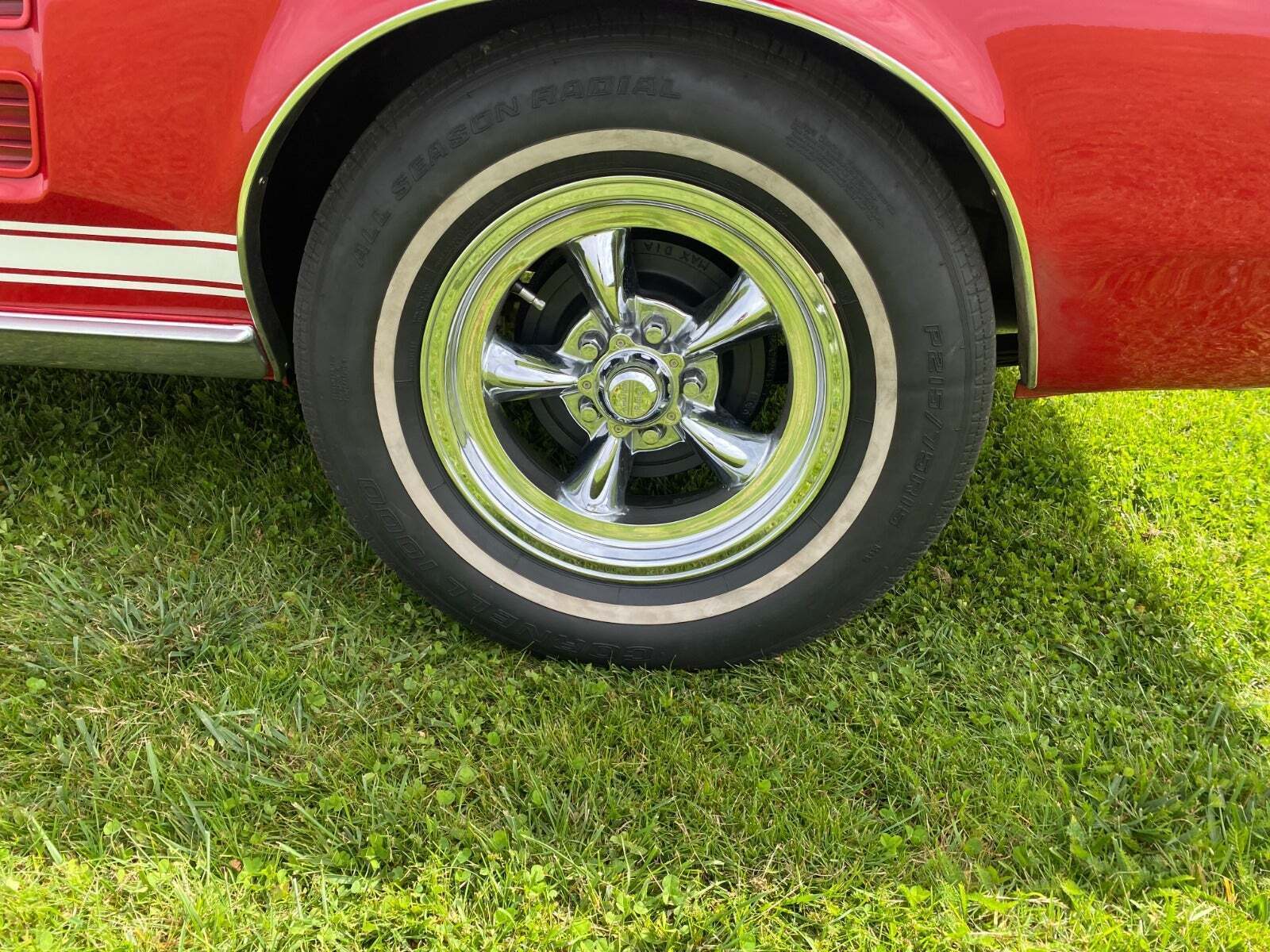 Rød Ford Mustang fra 1967