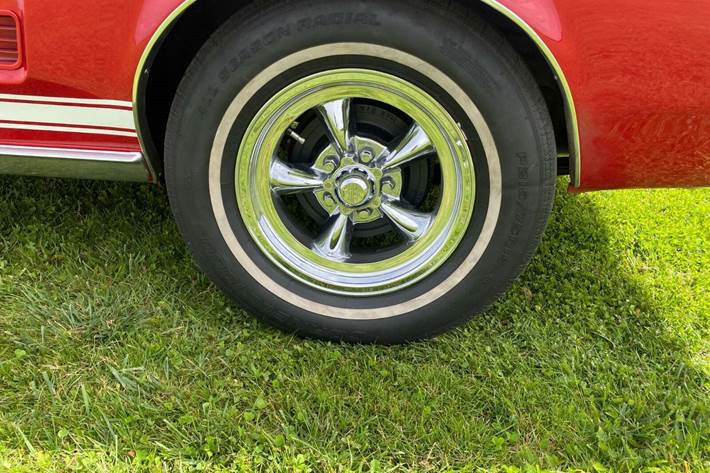 Rød Ford Mustang fra 1967