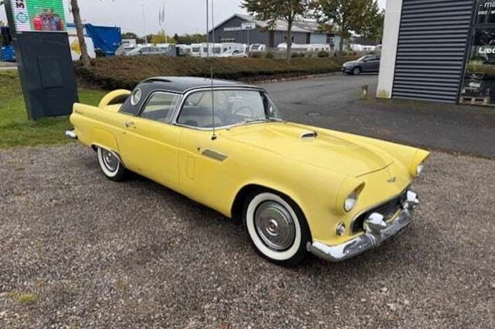 undefined Ford Thunderbird fra 1956 set udefra