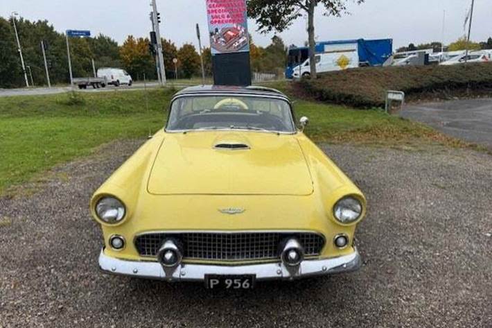undefined Ford Thunderbird fra 1956 set udefra