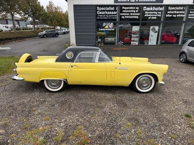 undefined Ford Thunderbird fra 1956 set udefra