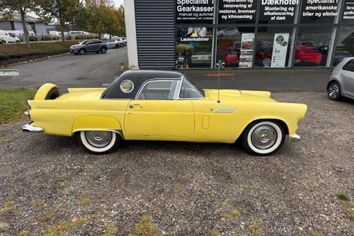 undefined Ford Thunderbird fra 1956 set udefra