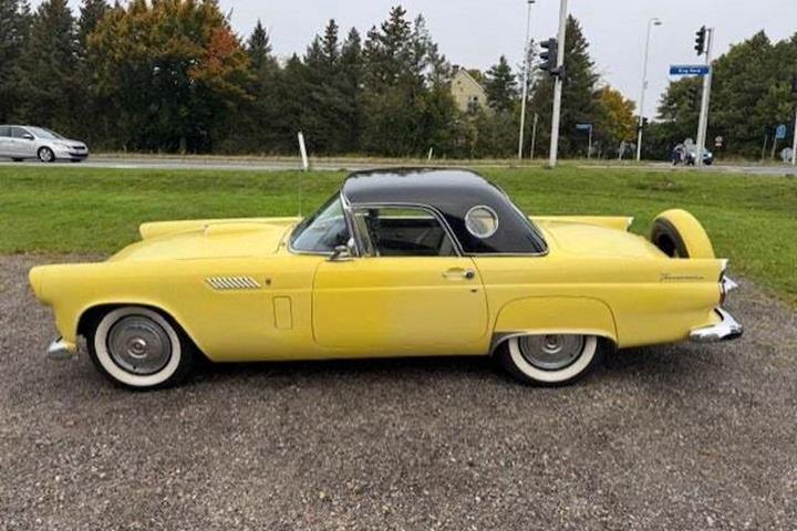 undefined Ford Thunderbird fra 1956 set udefra