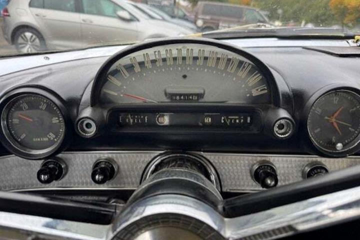 undefined Ford Thunderbird fra 1956 set indefra