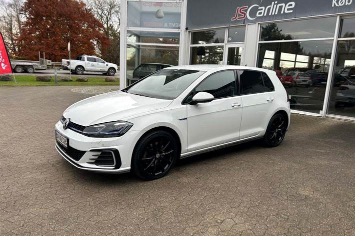 Hvid VW Golf VII fra 2017