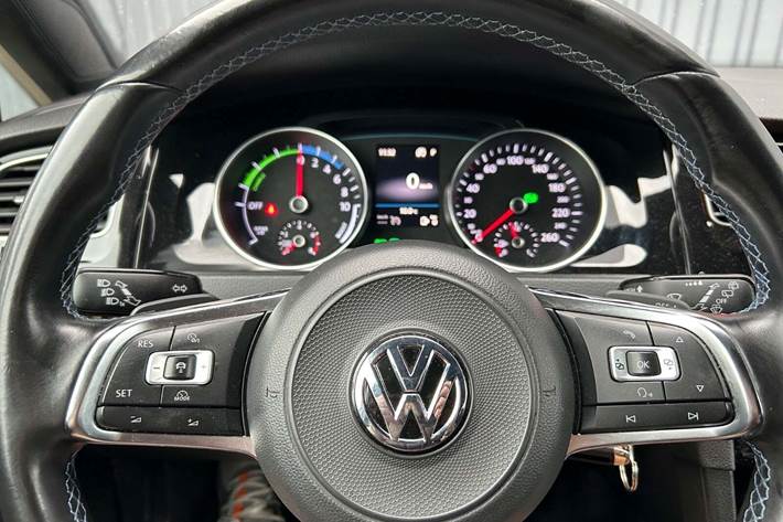 Hvid VW Golf VII fra 2017