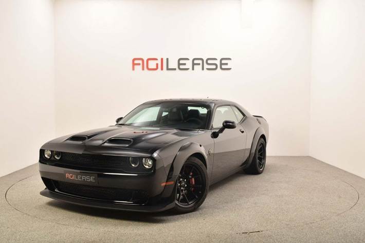 Sort Dodge Challenger fra 2024 set udefra