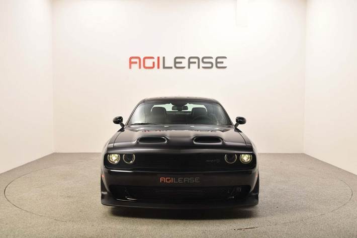 Sort Dodge Challenger fra 2024 set udefra