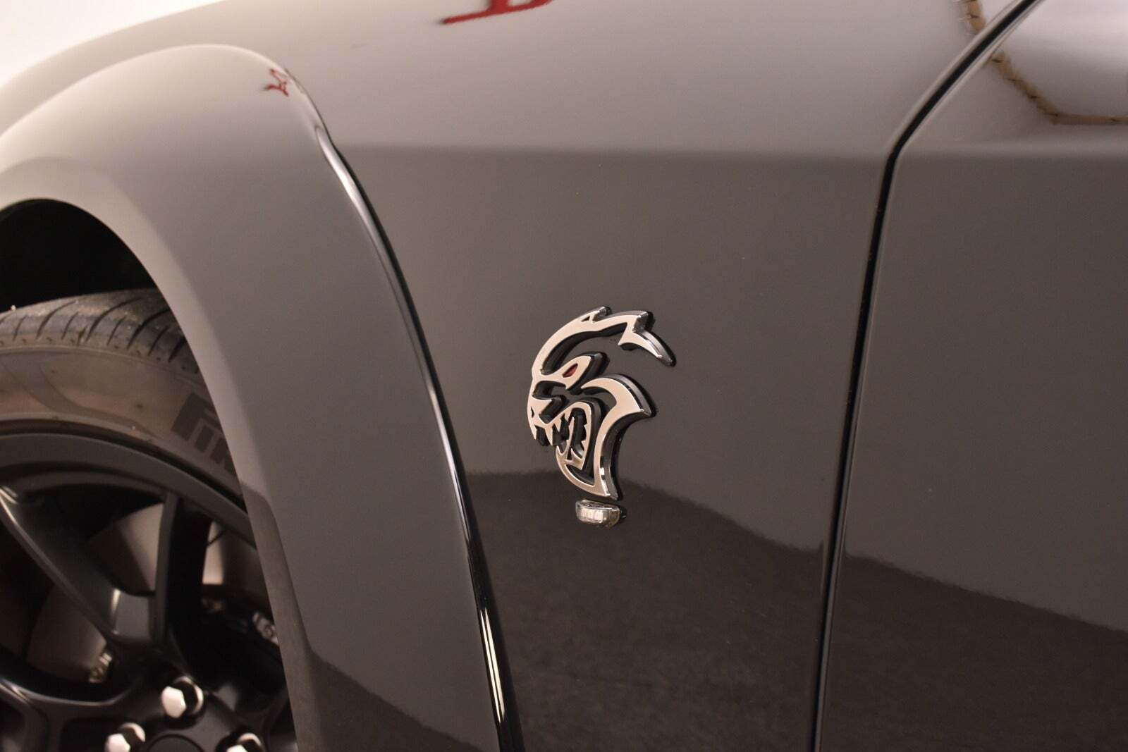 Sort Dodge Challenger fra 2024