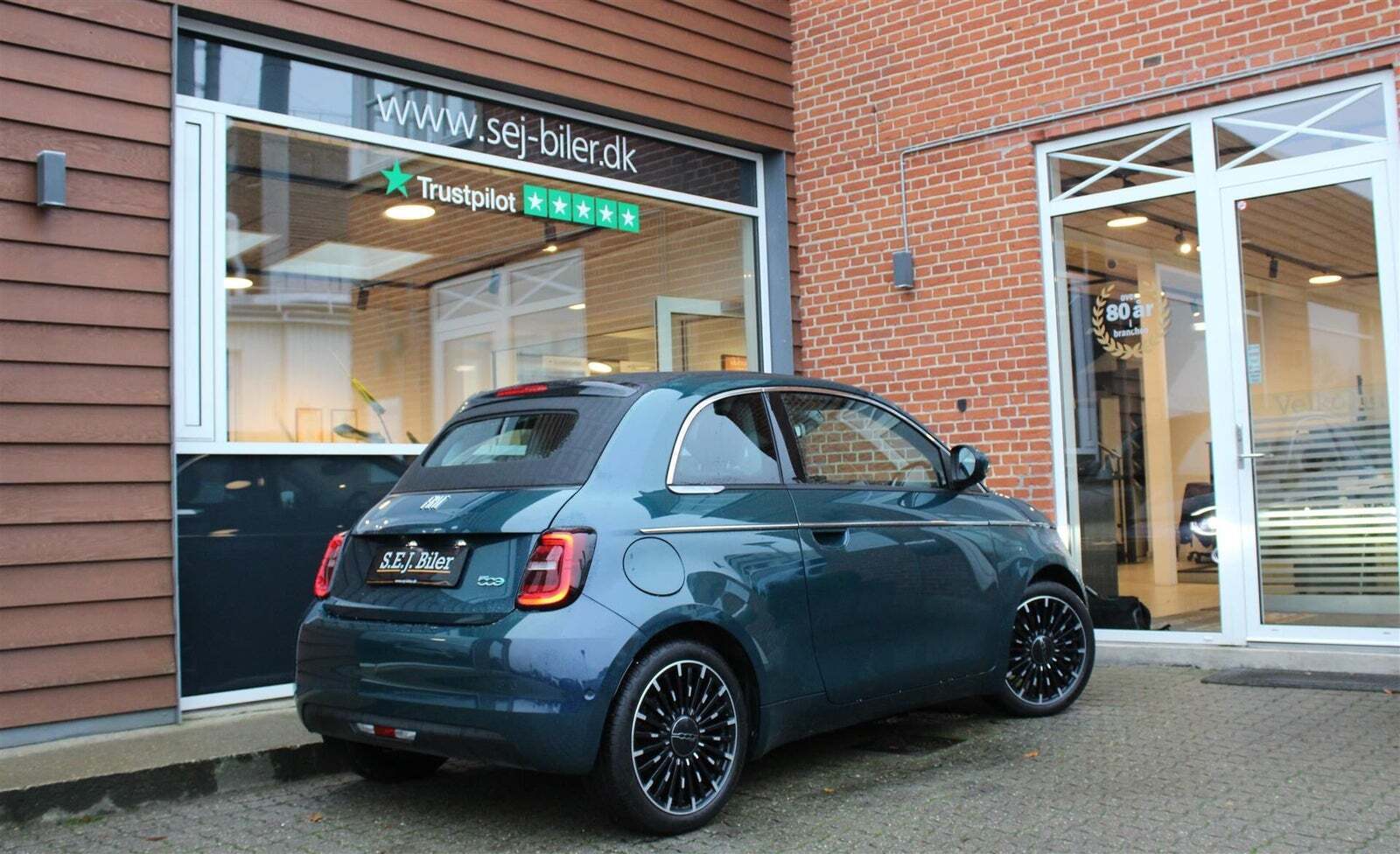 Blå Fiat 500e fra 2023