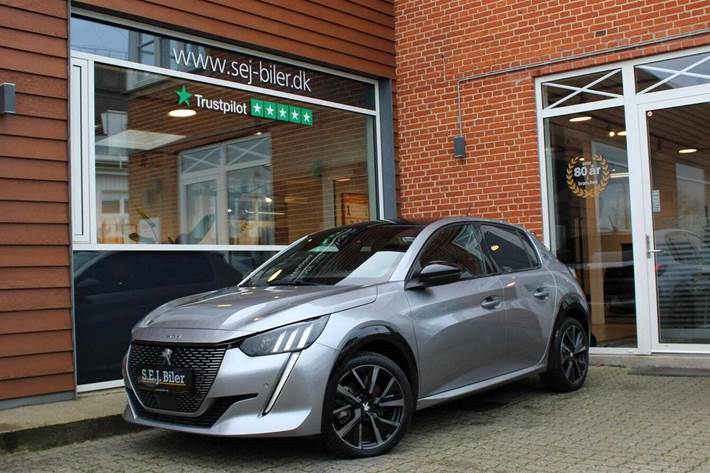 Grå Peugeot e-208 fra 2023