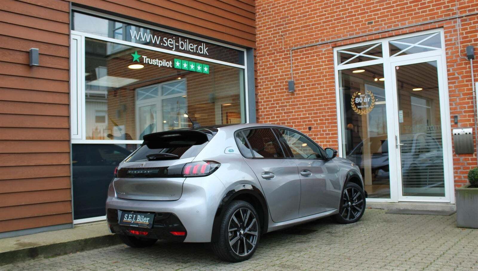 Grå Peugeot e-208 fra 2023