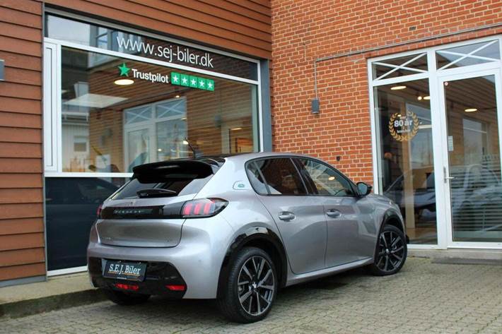 Grå Peugeot e-208 fra 2023