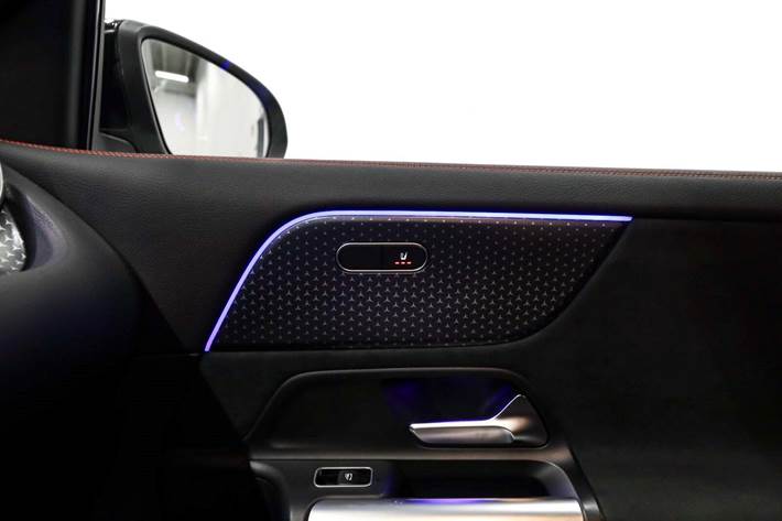 Sort Mercedes EQA350 fra 2025