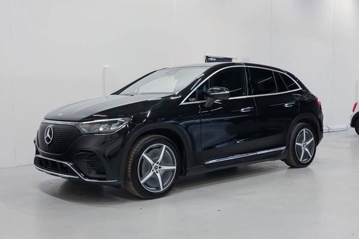 Sort Mercedes EQE350 SUV fra 2024 set udefra