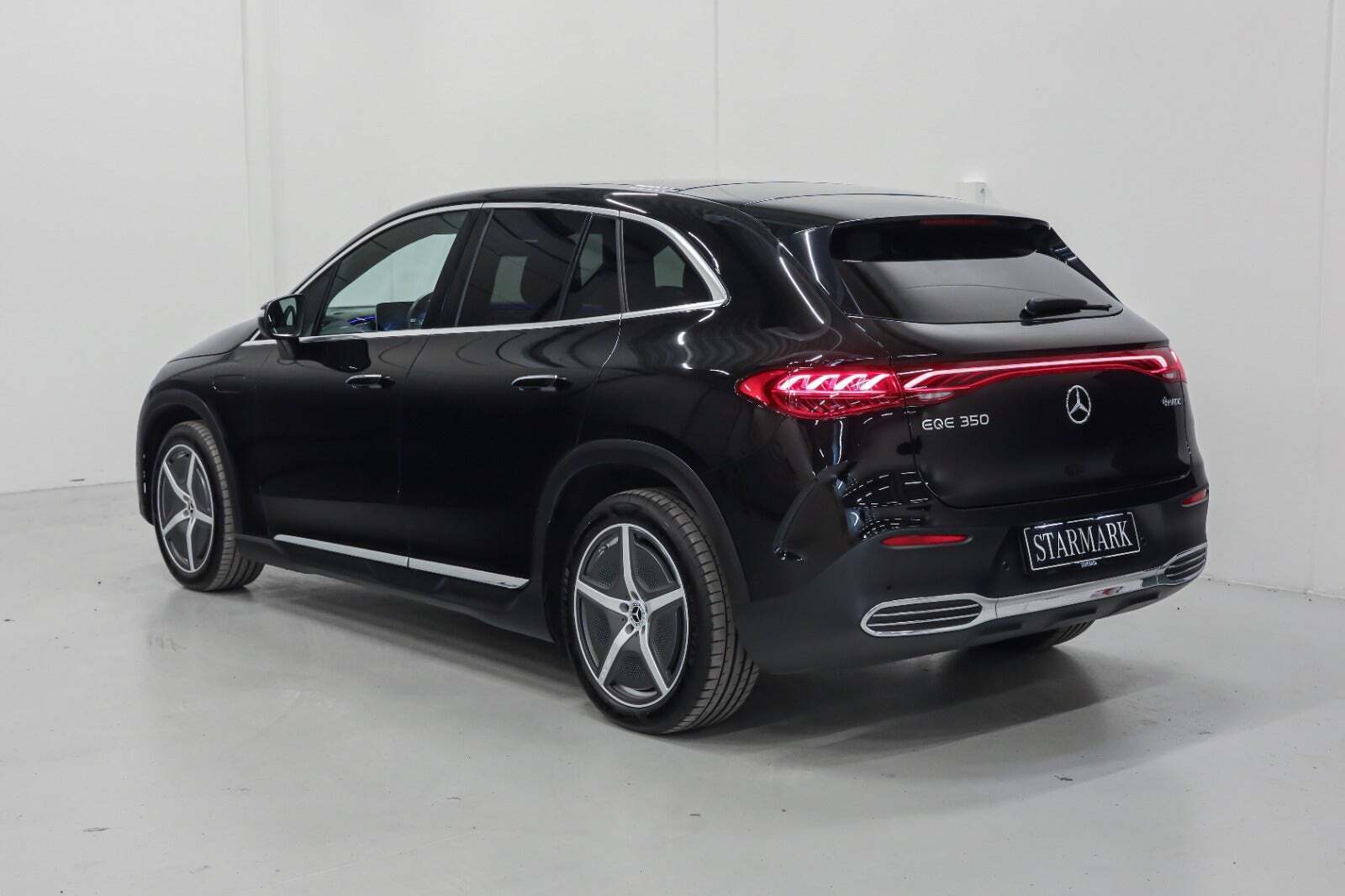 Sort Mercedes EQE350 SUV fra 2024