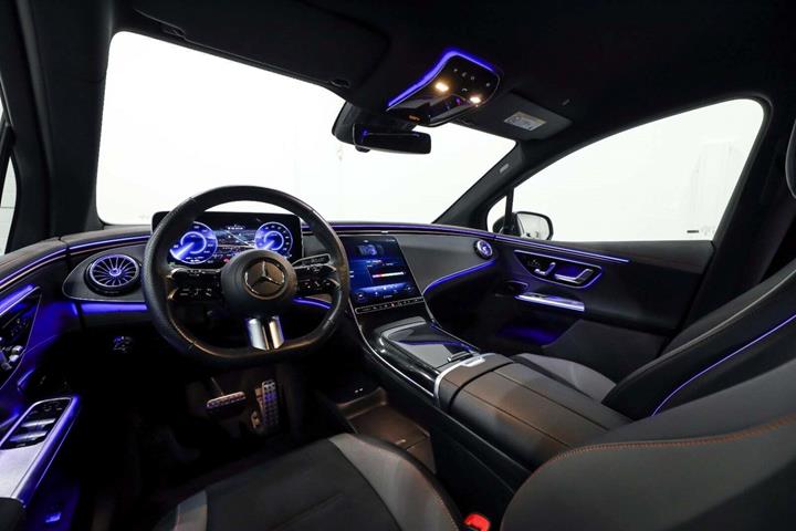 Sort Mercedes EQE350 SUV fra 2024