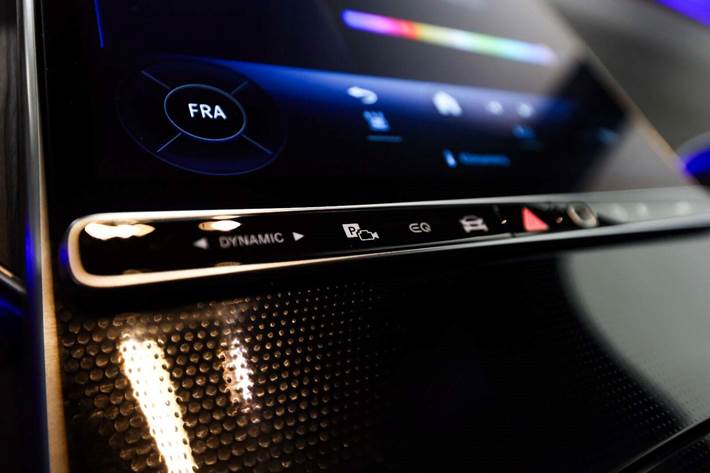 Sort Mercedes EQE350 SUV fra 2024