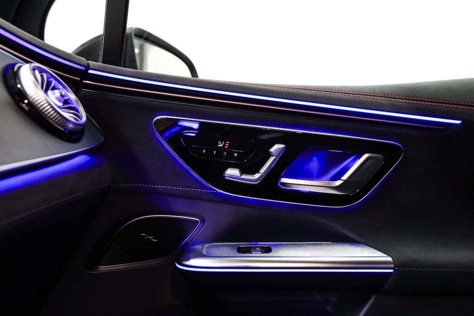 Sort Mercedes EQE350 SUV fra 2024