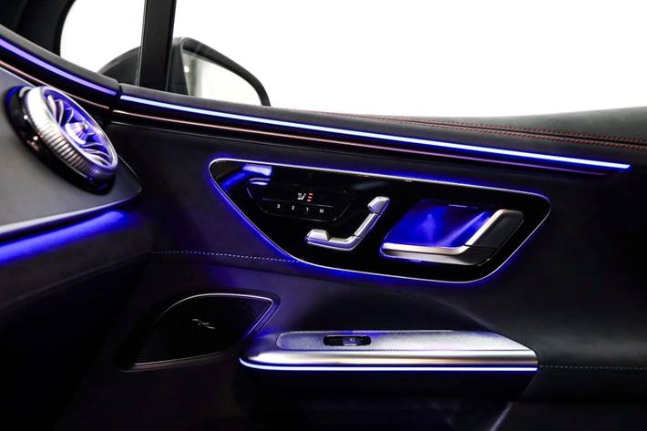 Sort Mercedes EQE350 SUV fra 2024