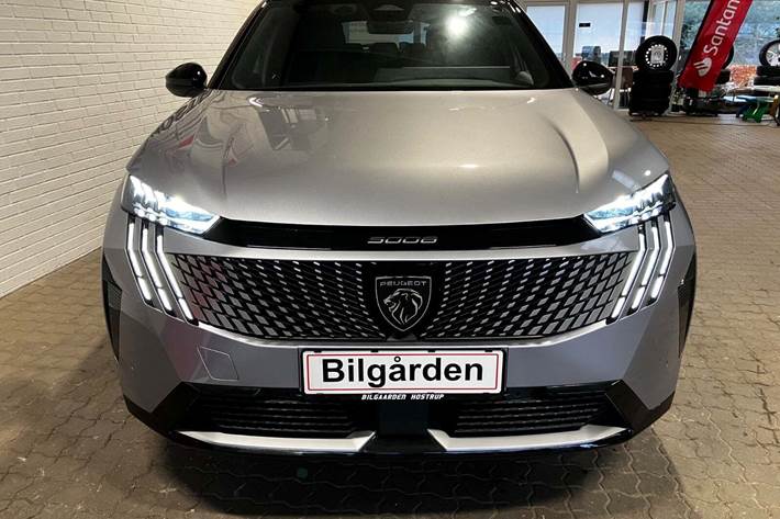 Sølv Peugeot e-5008 fra 2024