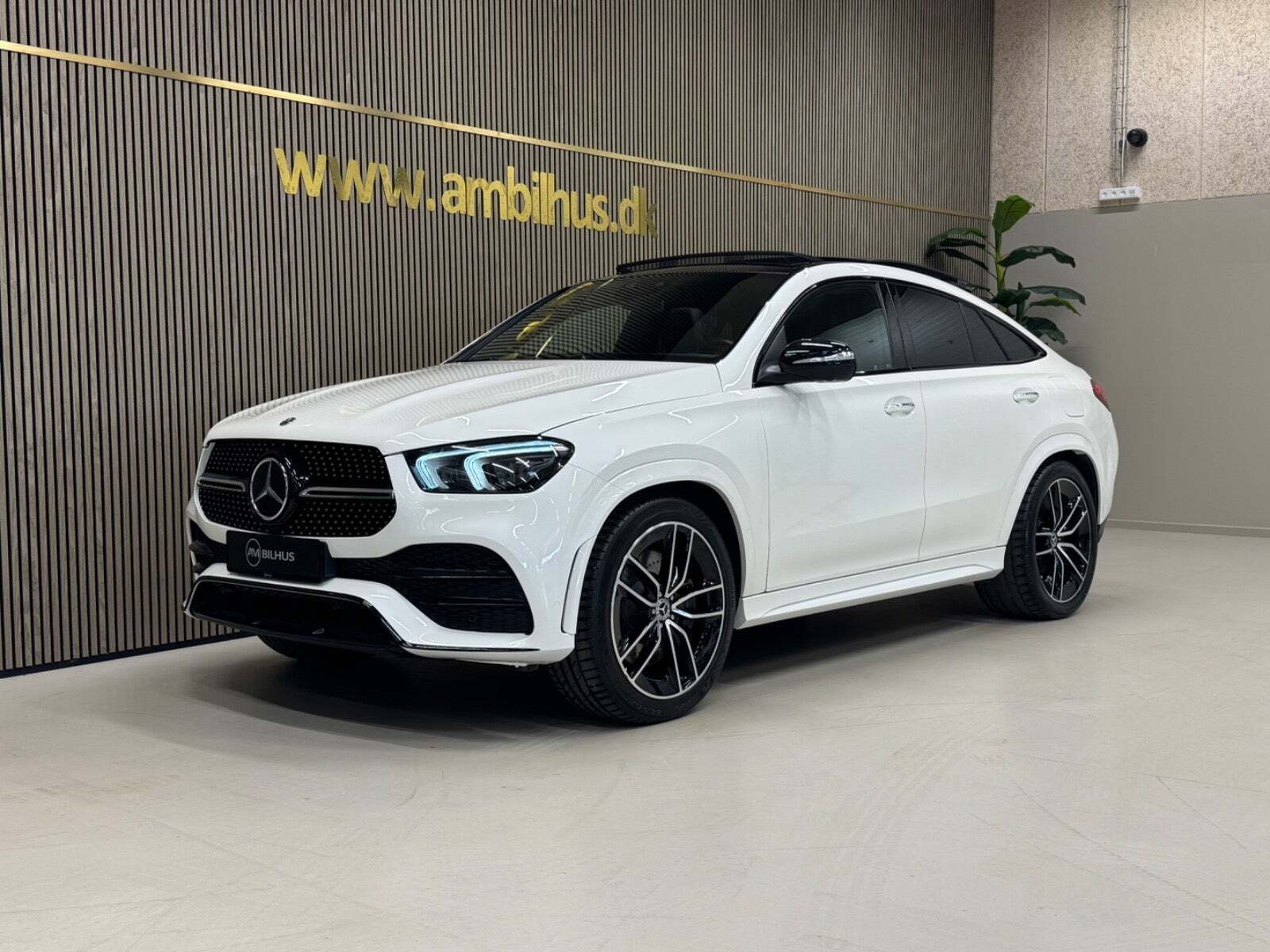 Hvid Mercedes GLE350 de fra 2022 set udefra