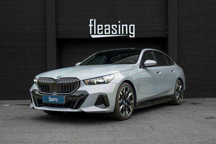 Grå BMW i5 fra 2024 set udefra