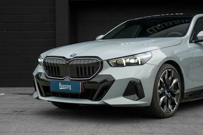 Grå BMW i5 fra 2024