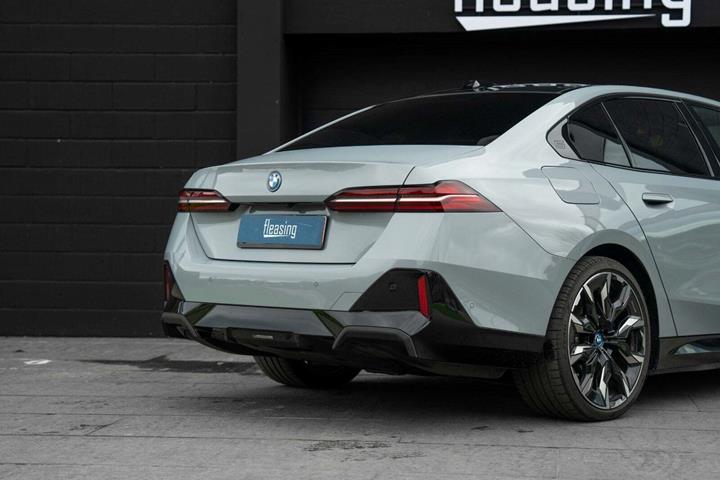 Grå BMW i5 fra 2024