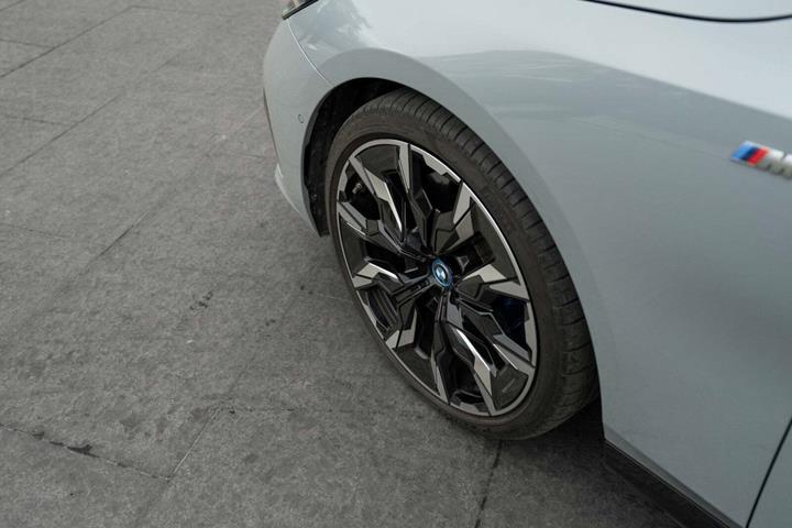 Grå BMW i5 fra 2024