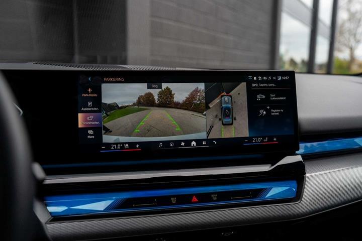 Grå BMW i5 fra 2024