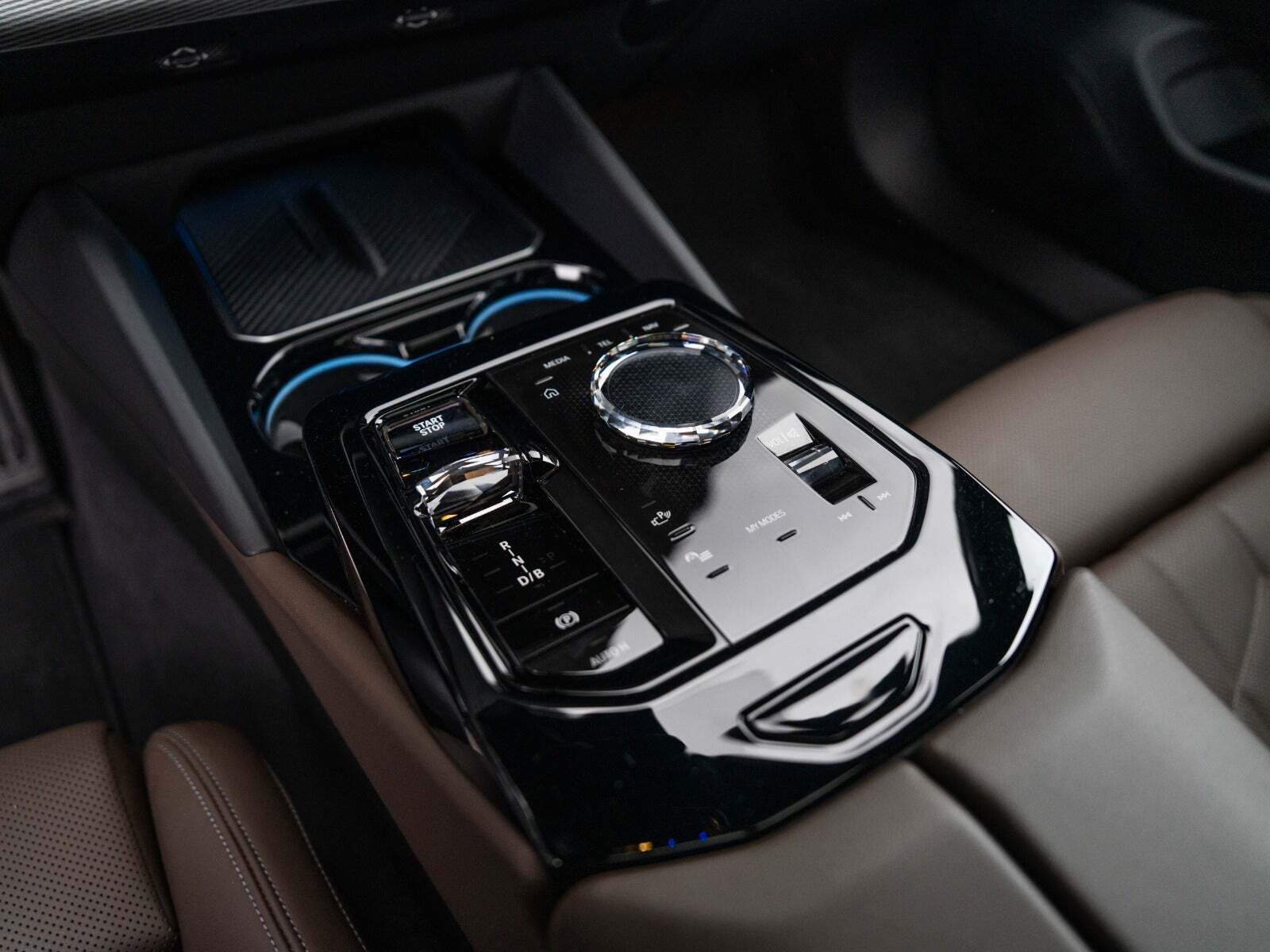 Grå BMW i5 fra 2024