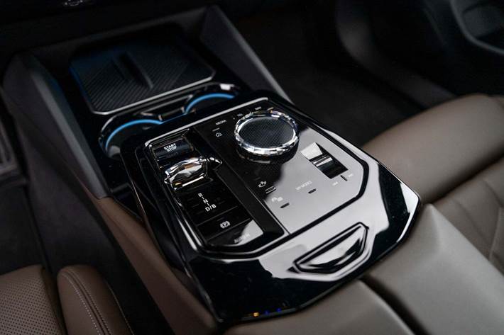 Grå BMW i5 fra 2024