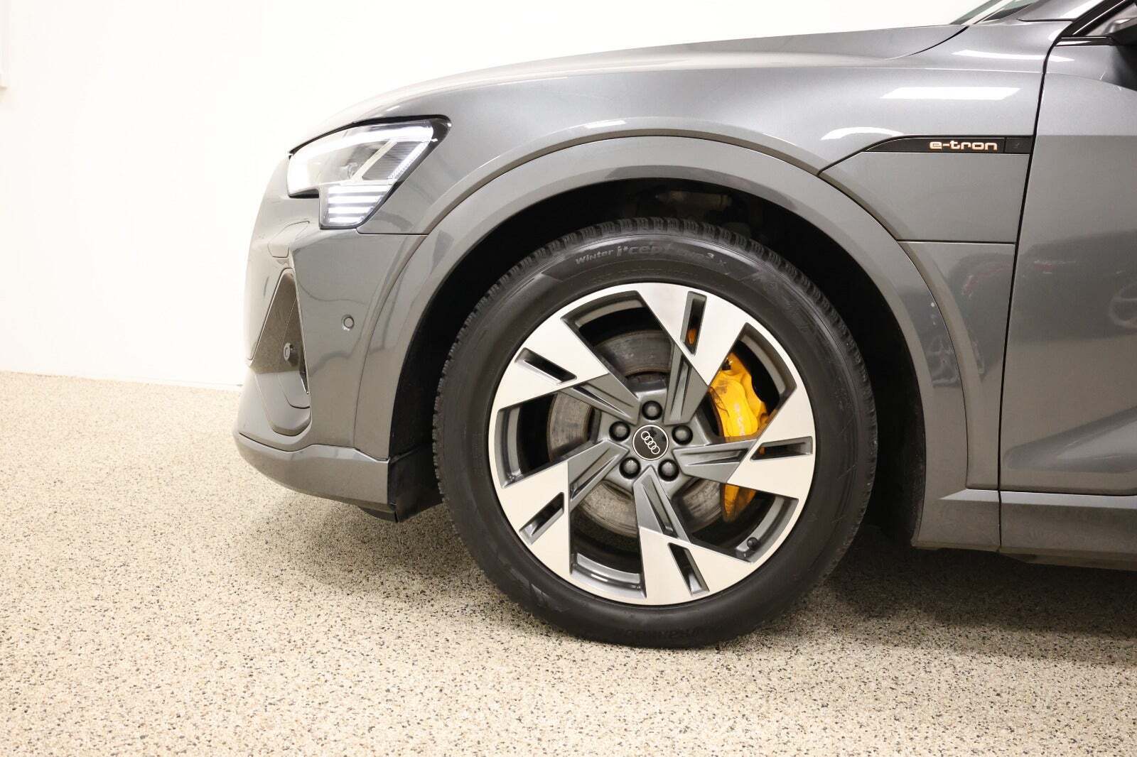 Grå Audi e-tron fra 2021