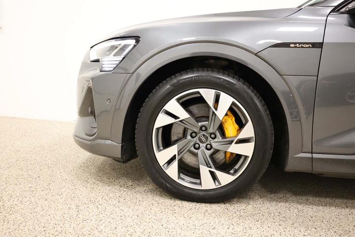 Grå Audi e-tron fra 2021