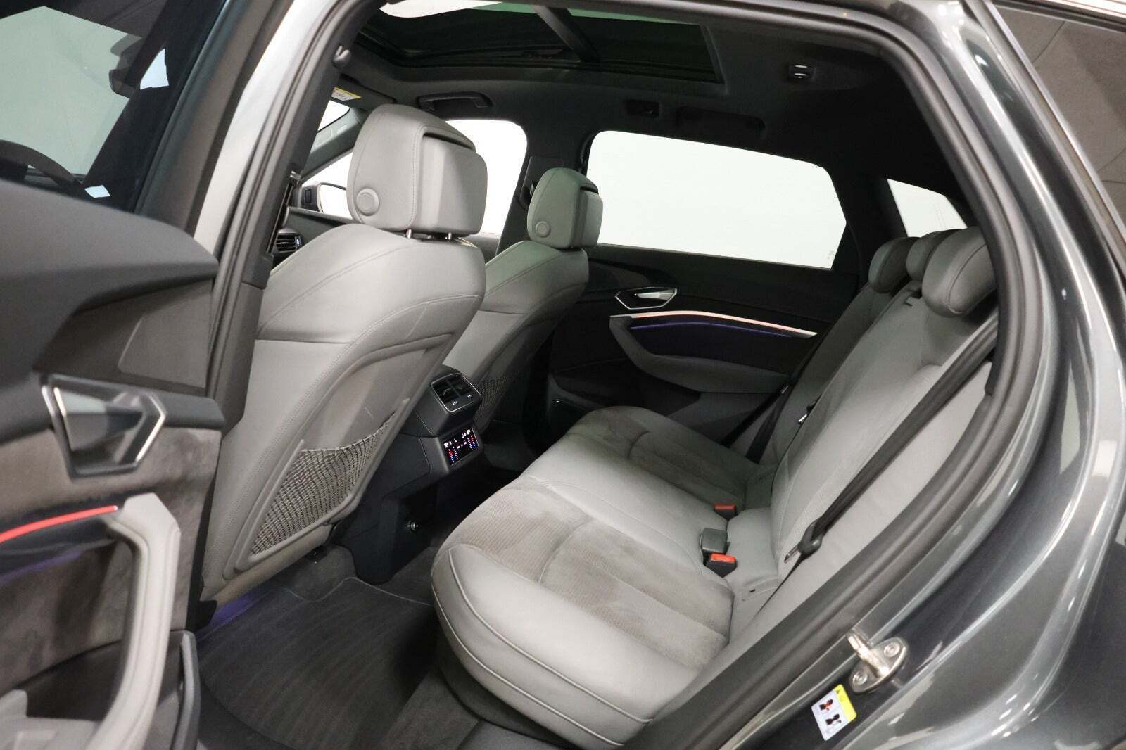 Grå Audi e-tron fra 2021