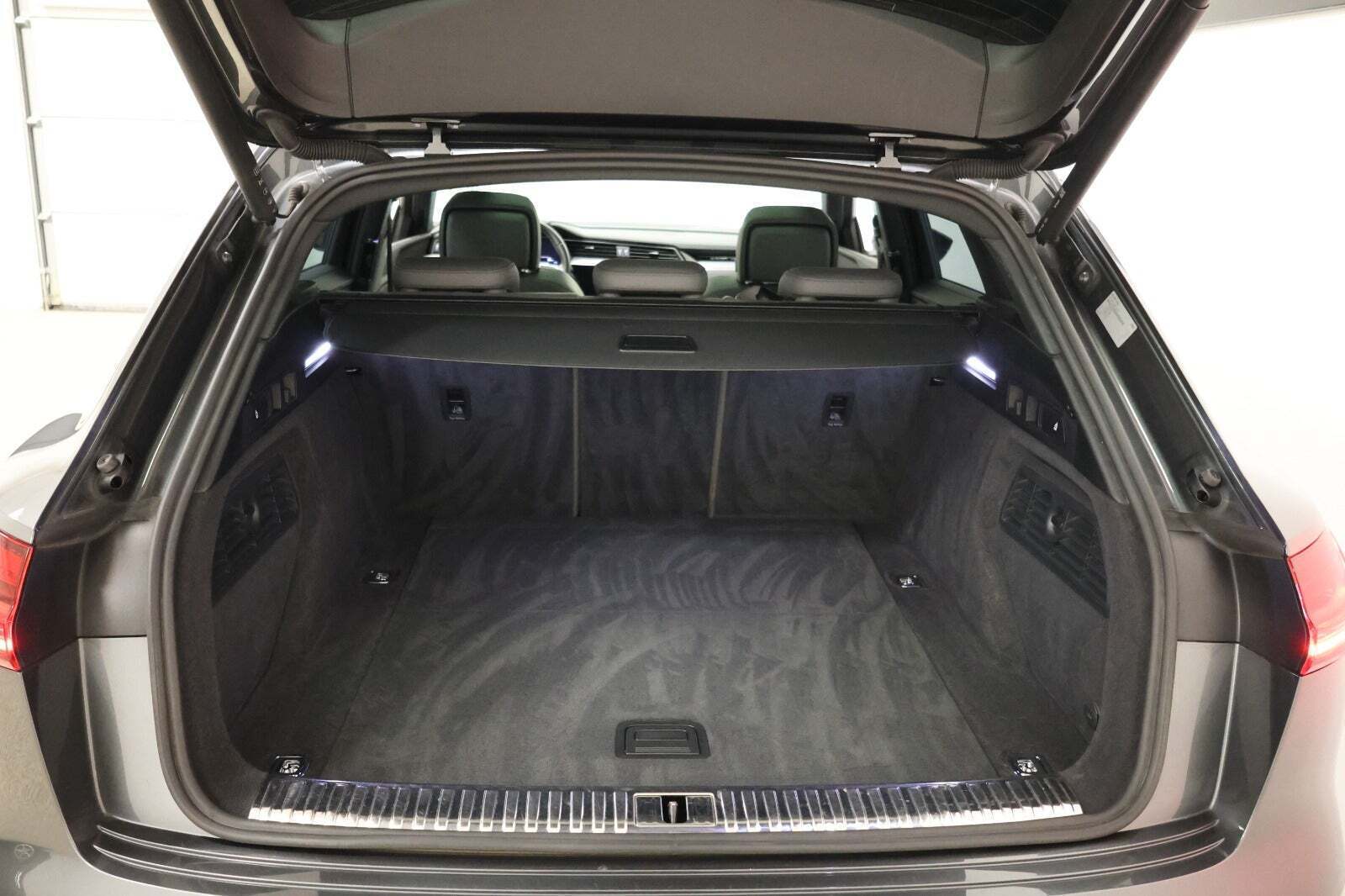 Grå Audi e-tron fra 2021