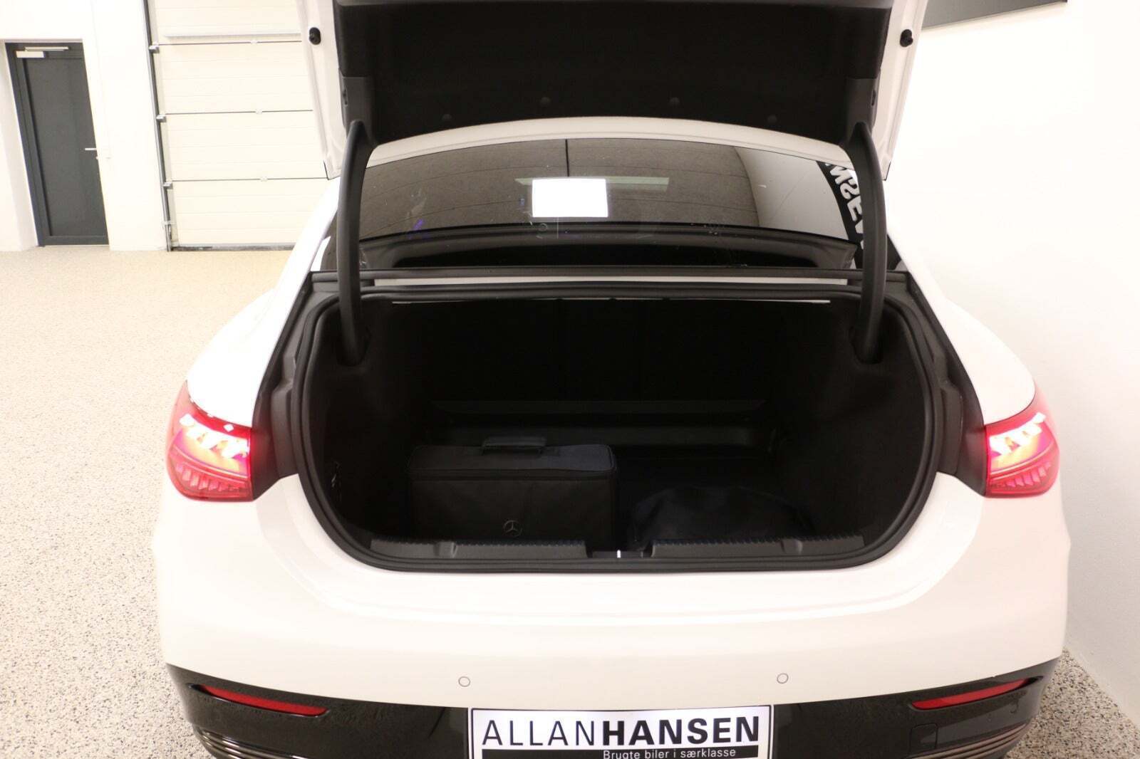 Hvid Mercedes EQE53 fra 2023