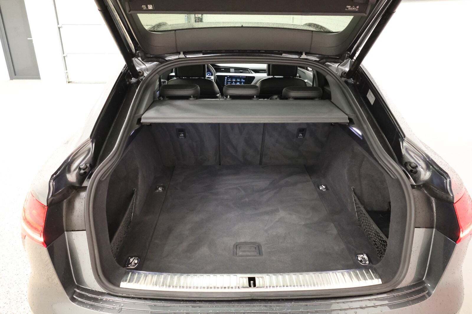 Grå Audi e-tron fra 2021