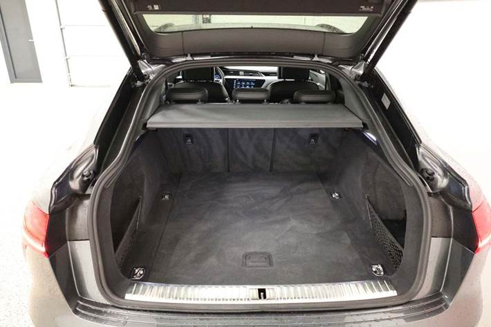 Grå Audi e-tron fra 2021