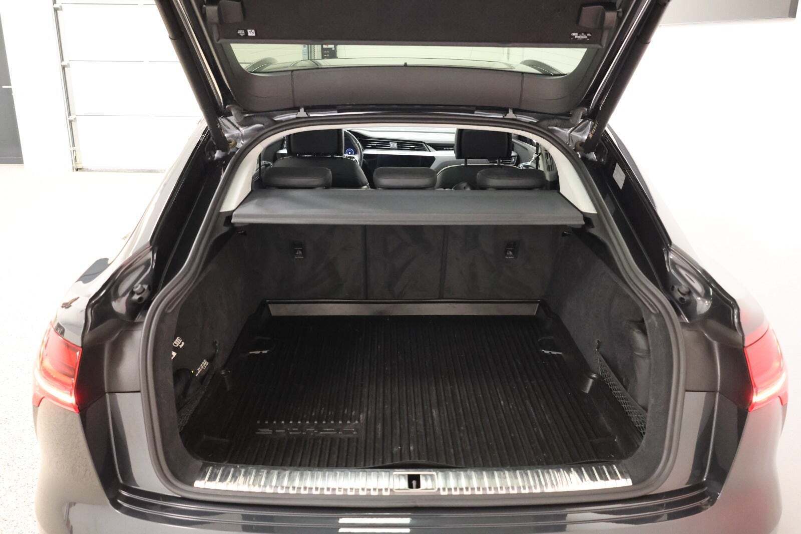 Grå Audi e-tron fra 2022