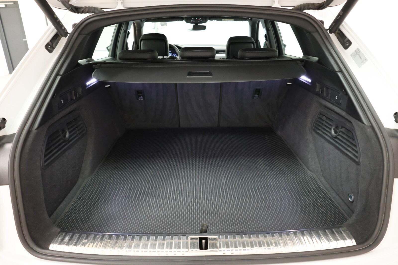 Hvid Audi e-tron fra 2021