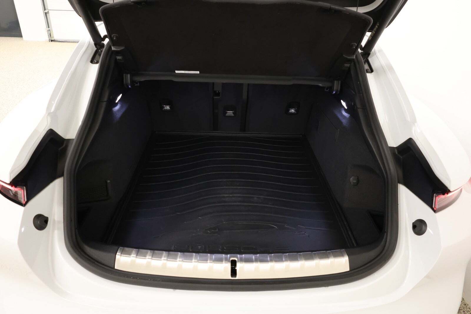 Hvid Porsche Taycan 4S fra 2023