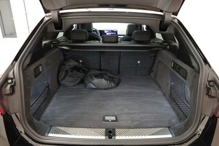 Sort BMW i5 fra 2025