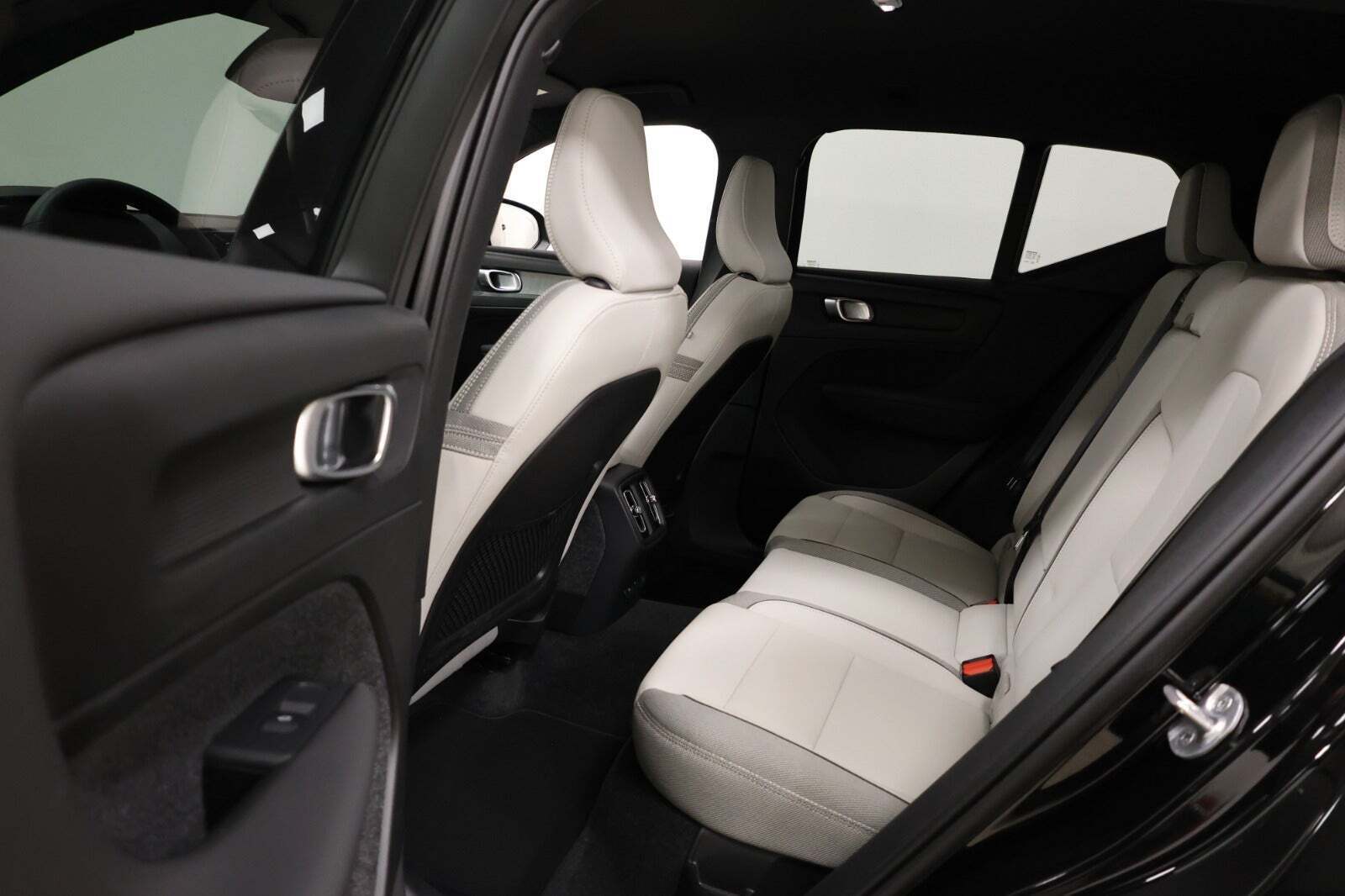 Sort Volvo EX40 fra 2024