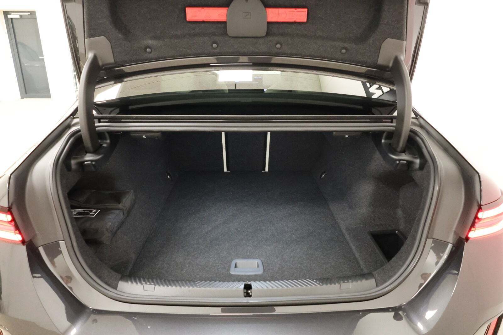 Grå BMW i5 fra 2024