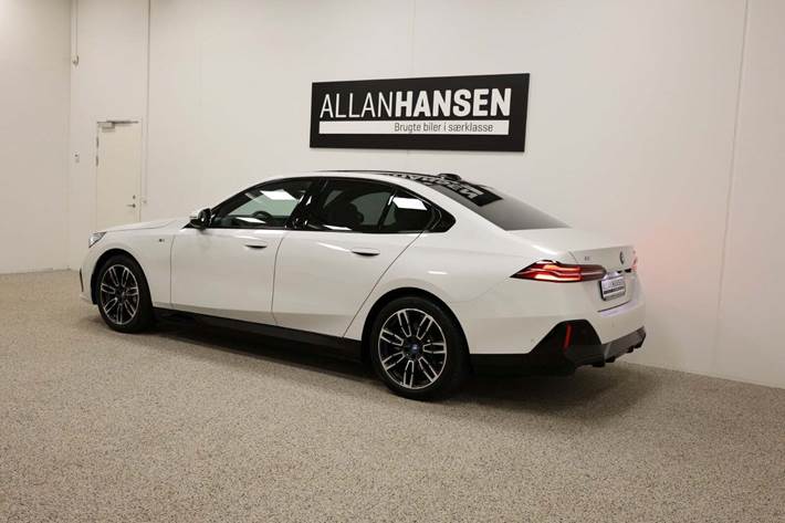 Hvid BMW i5 fra 2024
