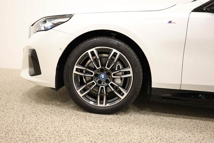 Hvid BMW i5 fra 2024