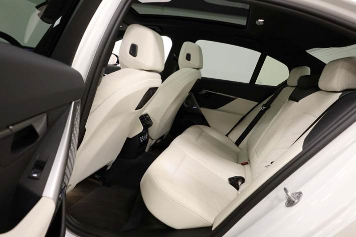 Hvid BMW i5 fra 2024