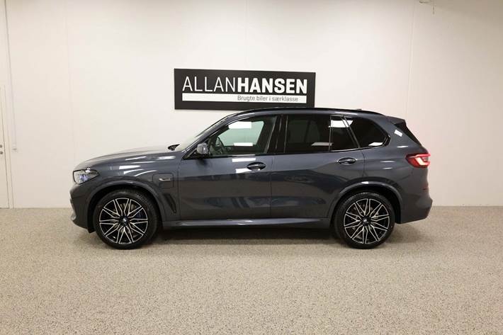 Grå BMW X5 fra 2022